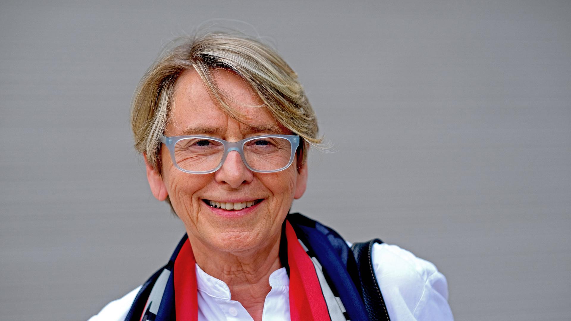 Porträt von Ute Eskildsen vom 04.06.2021 bei der Eröffnung des Künstlerhauses in Göttingen Porträt von Ute Eskildsen vom 04.06.2021 bei der Eröffnung des Künstlerhauses in Göttingen