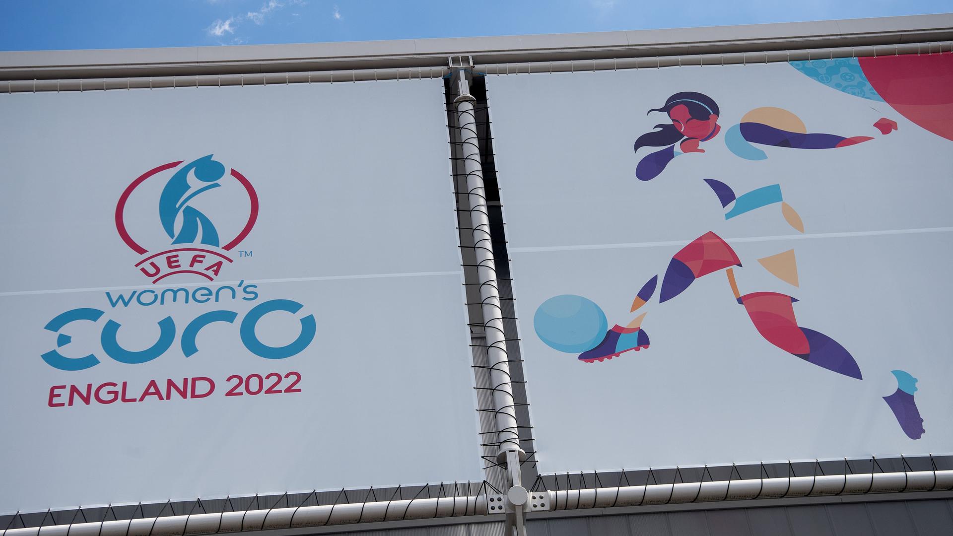 Ein Banner zur Fußball-Europameisterschaft der Frauen mit offiziellen Logo und einer Grafik einer Fußballspielerin Ein Banner zur Fußball-Europameisterschaft der Frauen mit offiziellen Logo und einer Grafik einer Fußballspielerin