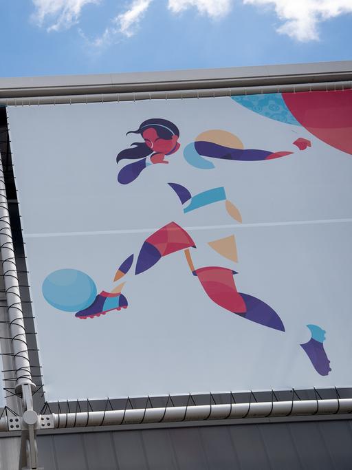 Ein Banner zur Fußball-Europameisterschaft der Frauen mit offiziellen Logo und einer Grafik einer Fußballspielerin
