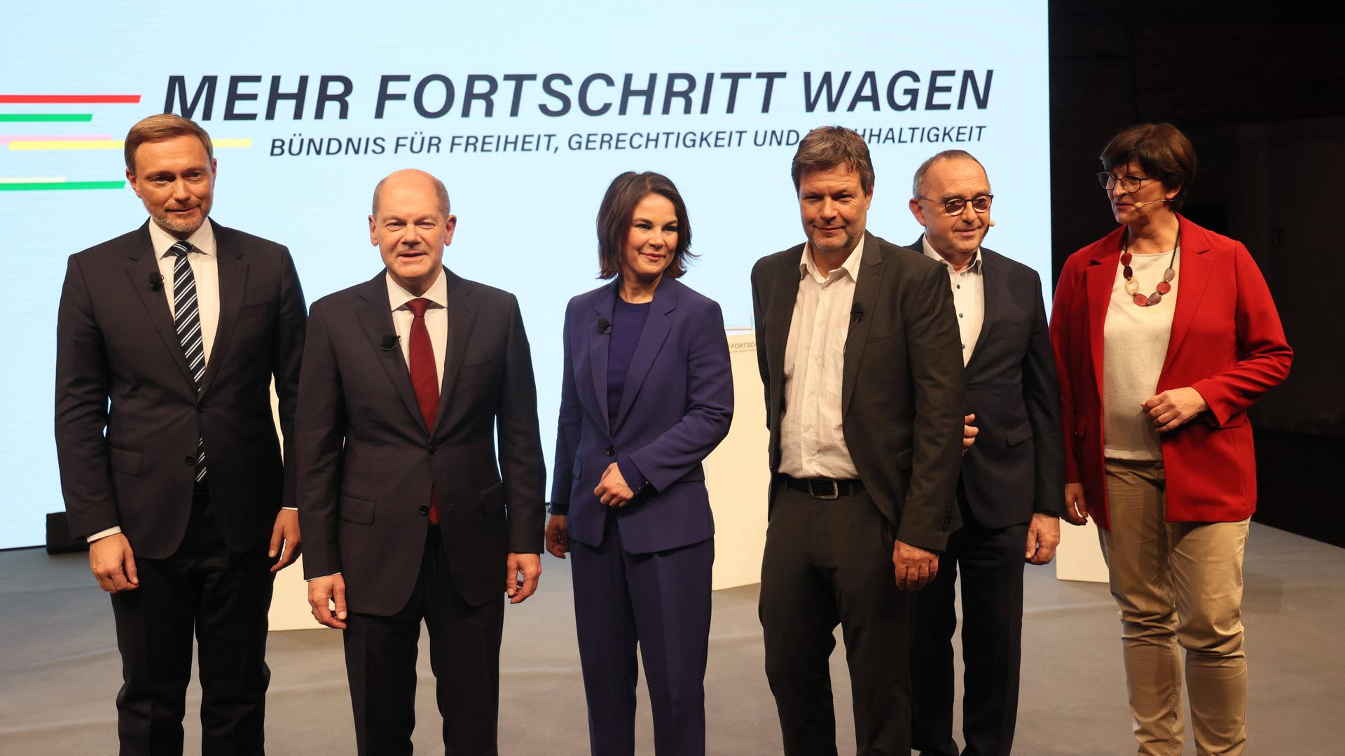 Von links nach rechts stehen Christian Lindner, Olaf Scholz, Annalena Baerbock, Robert Habeck, Norbert-Walter Borjans und Saskia Esken auf einer Bühne. Hinter ihnen die Aufschrift "Mehr Fortschritt wagen" Von links nach rechts stehen Christian Lindner, Olaf Scholz, Annalena Baerbock, Robert Habeck, Norbert-Walter Borjans und Saskia Esken auf einer Bühne. Hinter ihnen die Aufschrift "Mehr Fortschritt wagen"