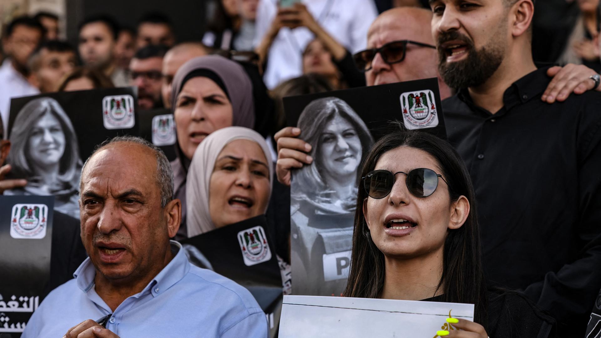 Das Foto zeigt Proteste nach dem Tod von einer Reporterin im West-Jordan-Land.