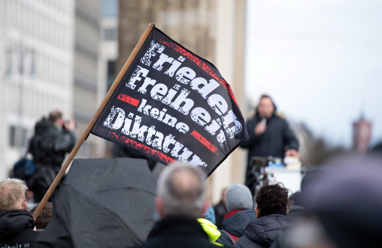 Demonstration gegen die Einschränkungen durch die Corona-Maßnahmen in Berlin Demonstration gegen die Einschränkungen durch die Corona-Maßnahmen in Berlin