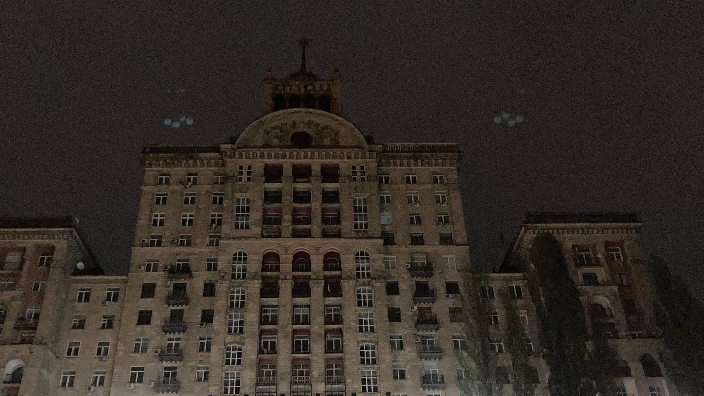 Stromsperre in einem Hochhaus in der Innenstadt von Kiew.