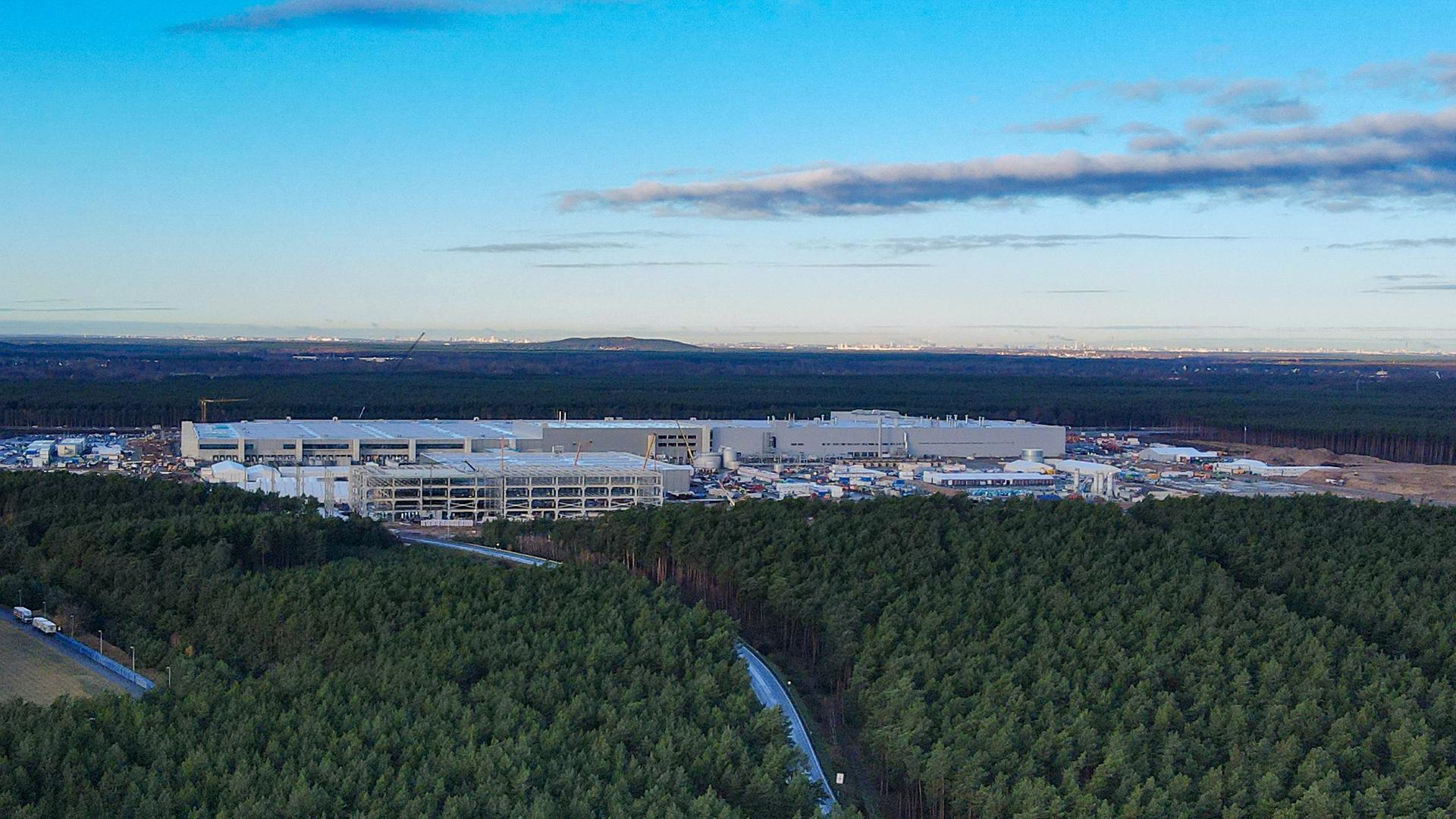 Die Baustelle der Tesla Gigafactory am frühen Morgen kurz nach Sonnenaufgang (Luftaufnahme mit einer Drohne). Die Baustelle der Tesla Gigafactory am frühen Morgen kurz nach Sonnenaufgang (Luftaufnahme mit einer Drohne).