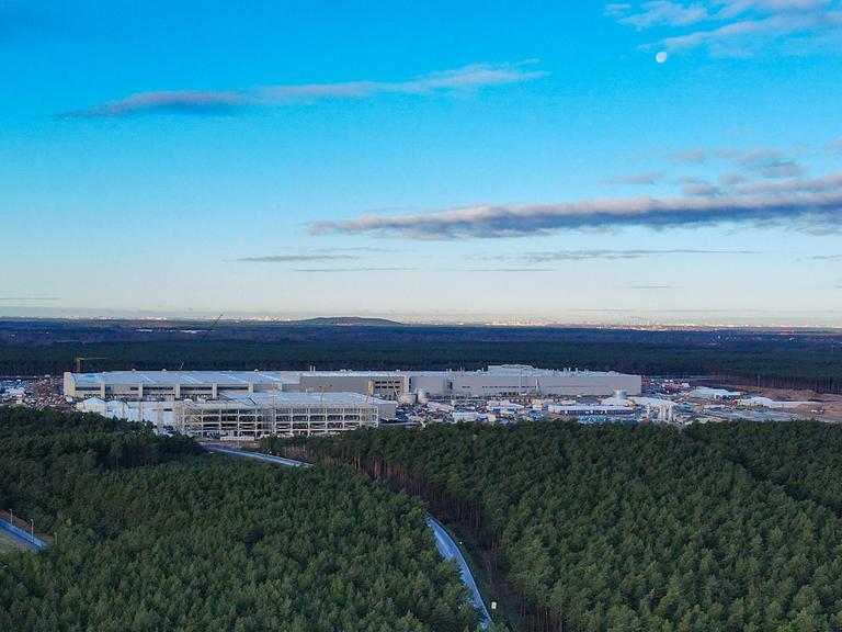 Die Baustelle der Tesla Gigafactory am frühen Morgen kurz nach Sonnenaufgang (Luftaufnahme mit einer Drohne).