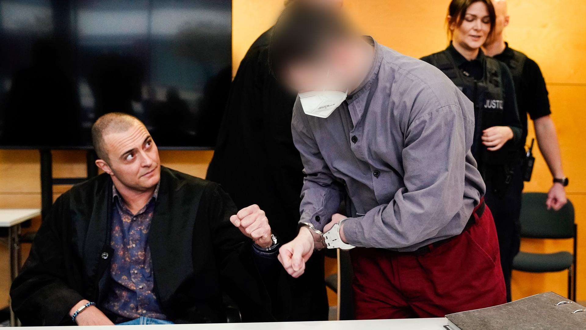 Der Angeklagte mit seinem Anwalt im Gericht. Der Angeklagte mit seinem Anwalt im Gericht.