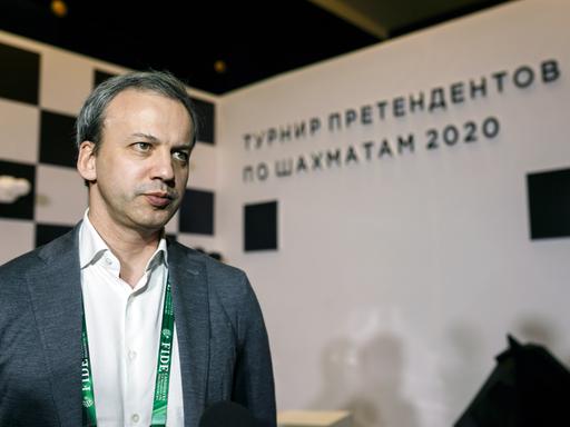 Portraitaufnahme von Schach-Präsident Arkady Dvorkovich