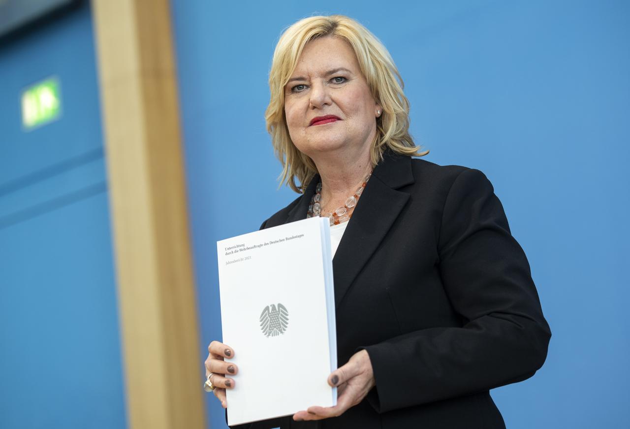 Eva Högl (SPD), Wehrbeauftragte des Bundestages, stellte am 15. März 2022 in der Bundespressekonferenz ihren Jahresbericht für 2021 vor Eva Högl (SPD), Wehrbeauftragte des Bundestages, stellte am 15. März 2022 in der Bundespressekonferenz ihren Jahresbericht für 2021 vor