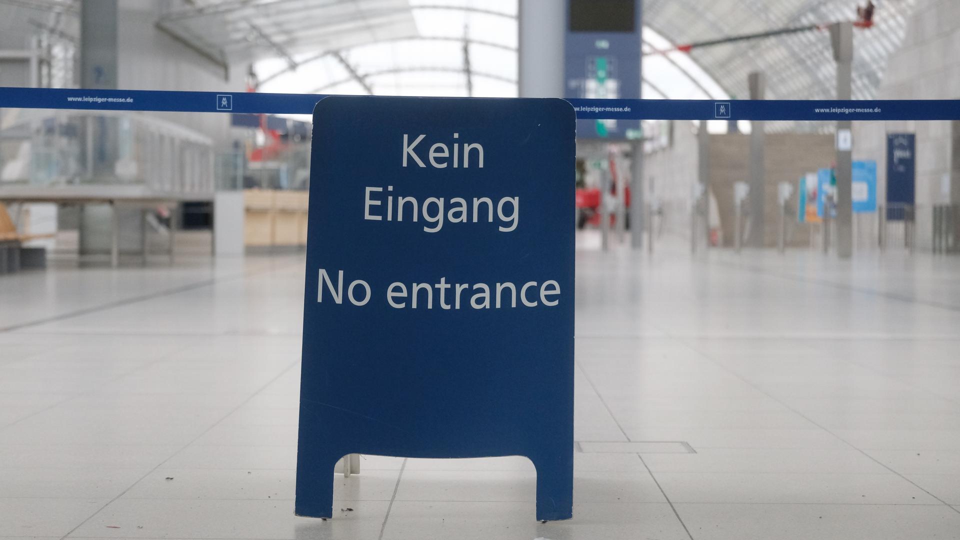 Ein Schild mit der Aufschrift "Kein Eingang / no entrance" steht in der Glashalle des Leipziger Messegeländes. Ein Schild mit der Aufschrift "Kein Eingang / no entrance" steht in der Glashalle des Leipziger Messegeländes.