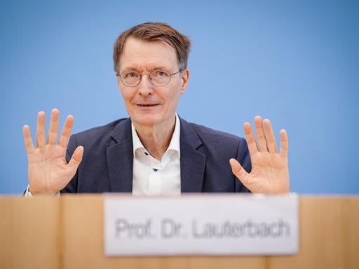 Karl Lauterbach (SPD), Bundesminister für Gesundheit, gibt eine Pressekonferenz zur Corona-Lage.