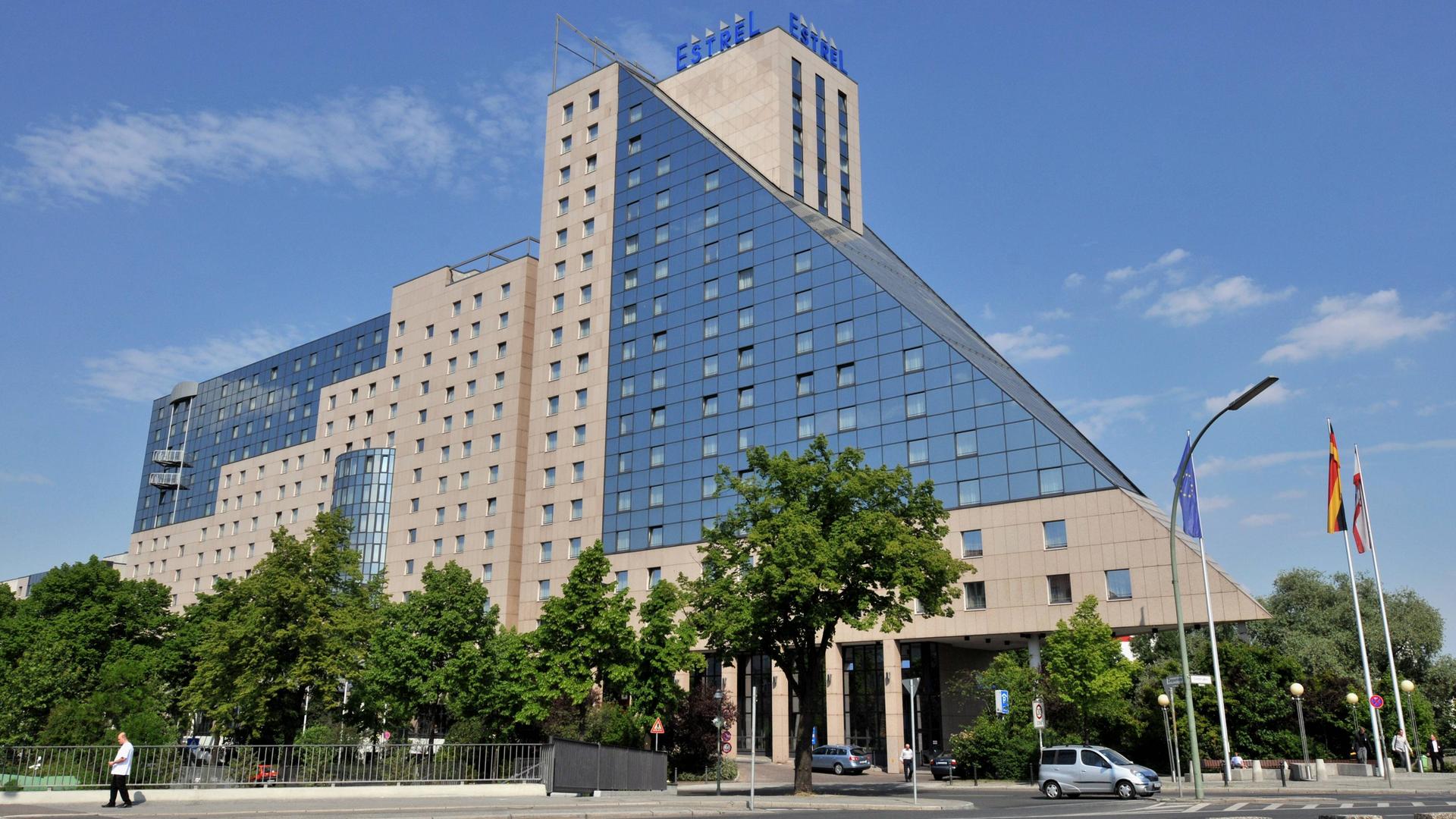 Blick auf das große Gebäude des Hotels Estrel in der Sonnenallee in Berlin-Neukölln Blick auf das große Gebäude des Hotels Estrel in der Sonnenallee in Berlin-Neukölln