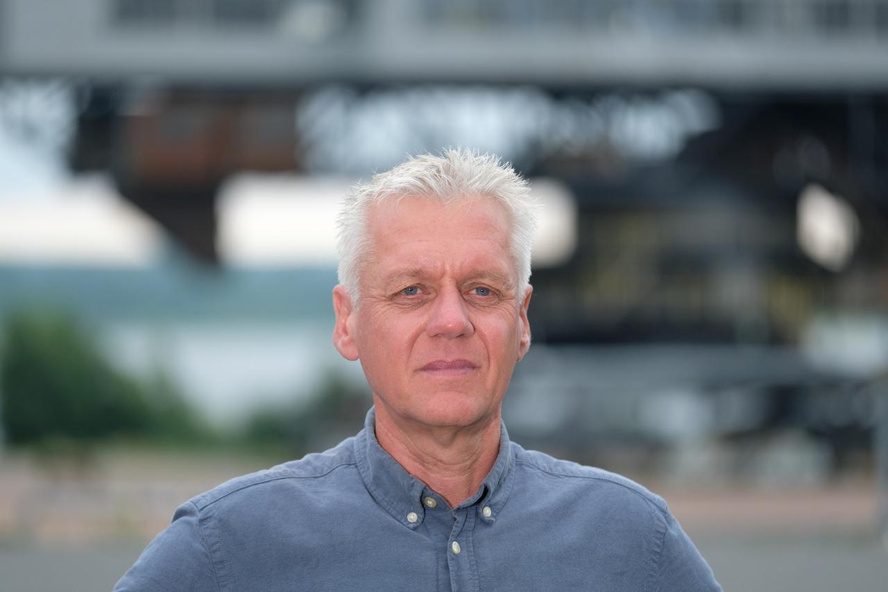 Jens-Erwin Siemssen, Regisseur des Theaters "Das letzte Kleinod", steht vo Bergbaugerät.