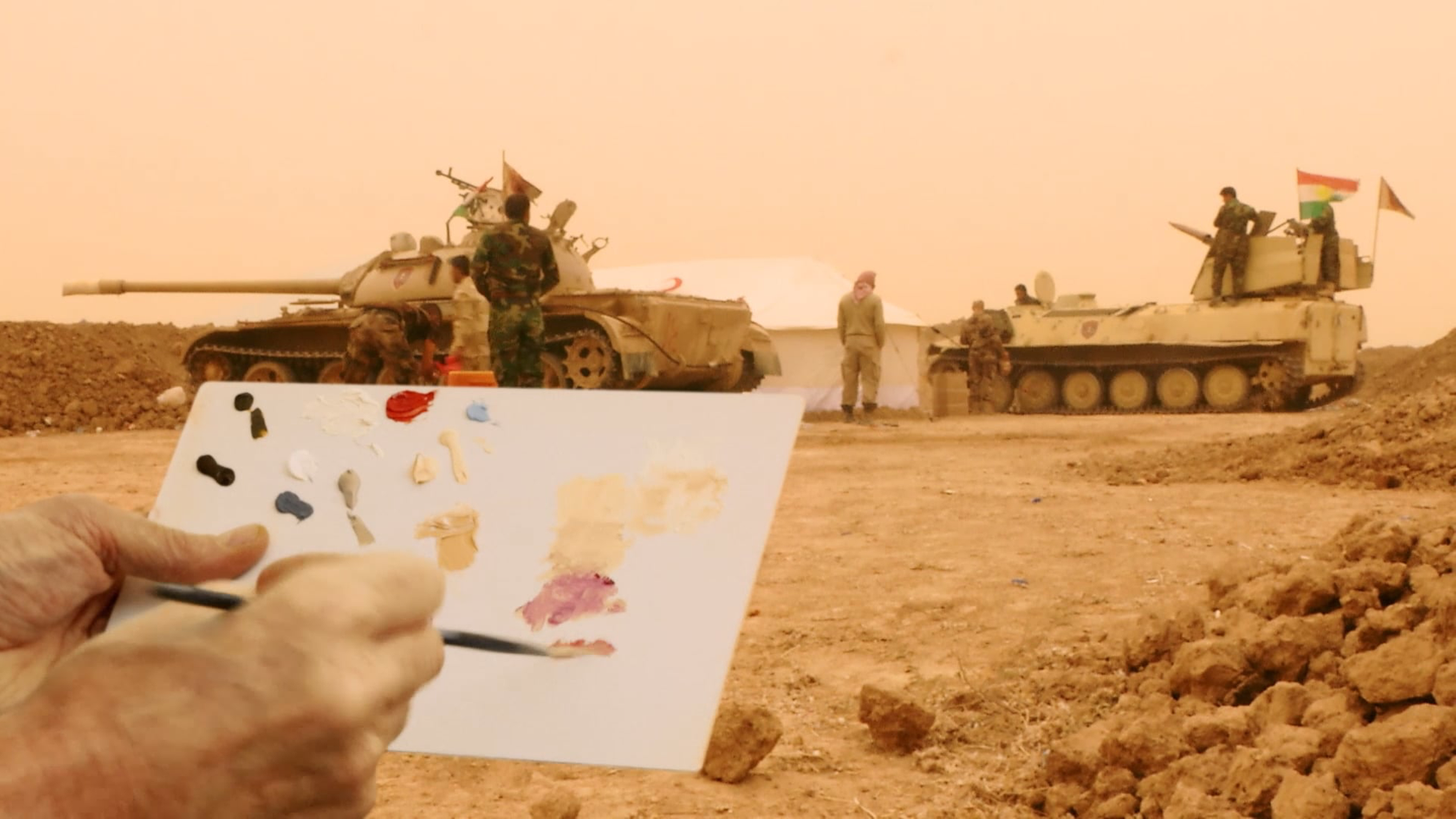Ein Künstler malt Panzer in Mosul: Werk des Künstlers Francis Alys der "Antiwarcoalition" Ein Künstler malt Panzer in Mosul: Werk des Künstlers Francis Alys der "Antiwarcoalition"