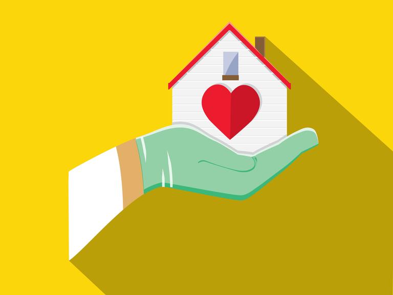 Illustration: Die Hand einer Krankenschwester hält ein Haus mit Herzsymbol.