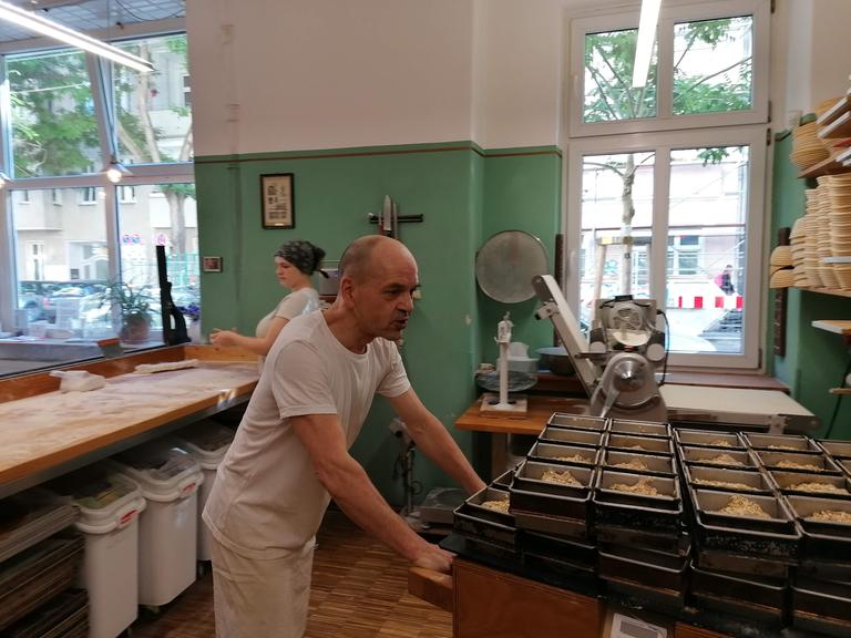 Der Bäcker Michael Köser  in seiner „køniglichen Backstube" in Berlin-Neukölln. 