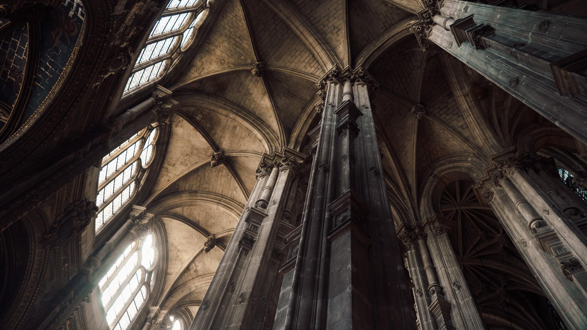 Aufnahme des hohen Daches einer gotischen Kathedrale aus der Froschperspektive.