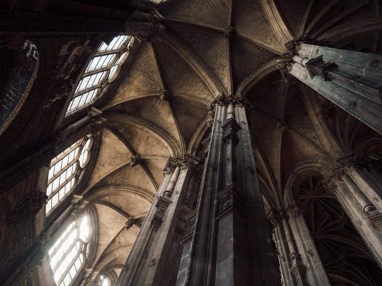 Aufnahme des hohen Daches einer gotischen Kathedrale aus der Froschperspektive.