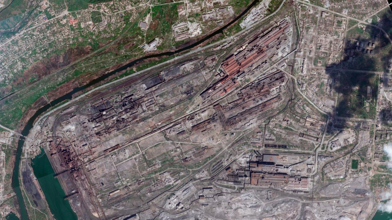 Ein Satellitenbild vom 27. April zeigt das Stahlwerk Asowstal in Mariupol. 