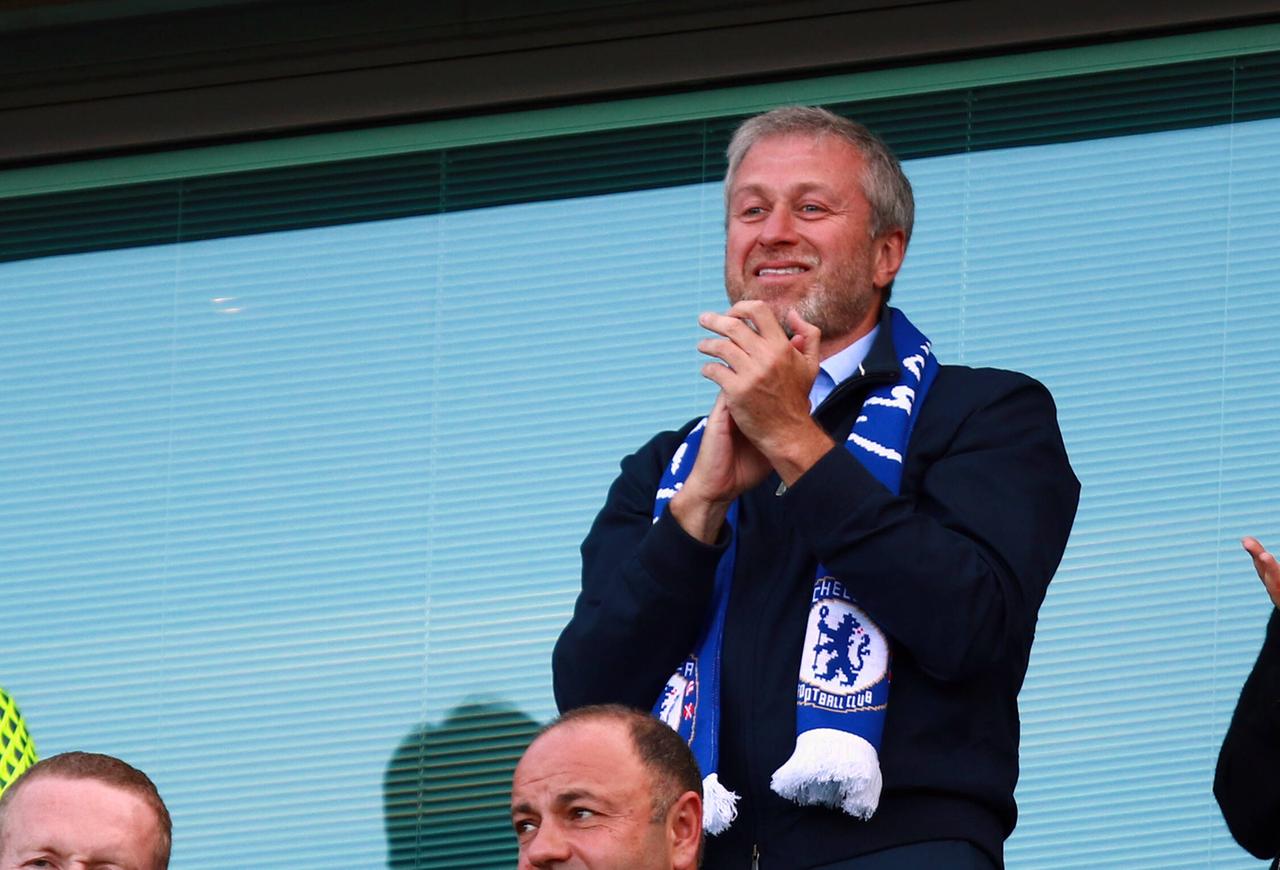 Der russische Oligarch Roman Abramowitsch mit einem Chelsea-Schal auf der Tribüne seines Vereins Der russische Oligarch Roman Abramowitsch mit einem Chelsea-Schal auf der Tribüne seines Vereins