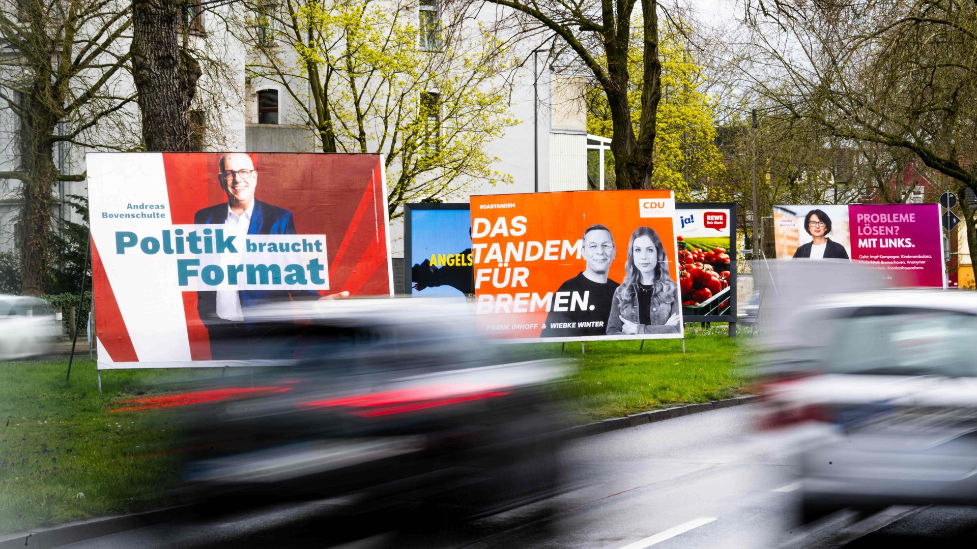Wahlplakate verschiedener Parteien stehen an einer Straße in Bremen. Wahlplakate verschiedener Parteien stehen an einer Straße in Bremen.