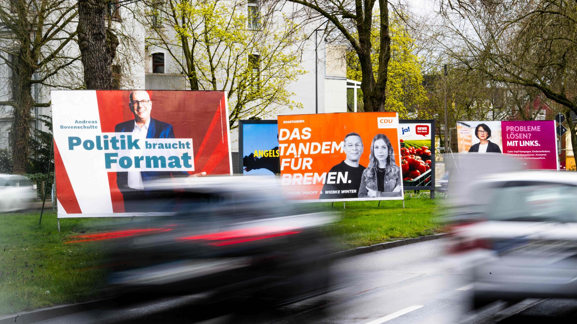 Wahlplakate verschiedener Parteien stehen an einer Straße in Bremen.