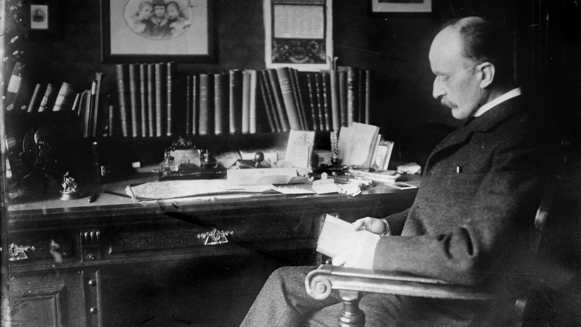 Der deutsche Physiker Max Planck um das Jahr 1930 in seinem Berliner Büro