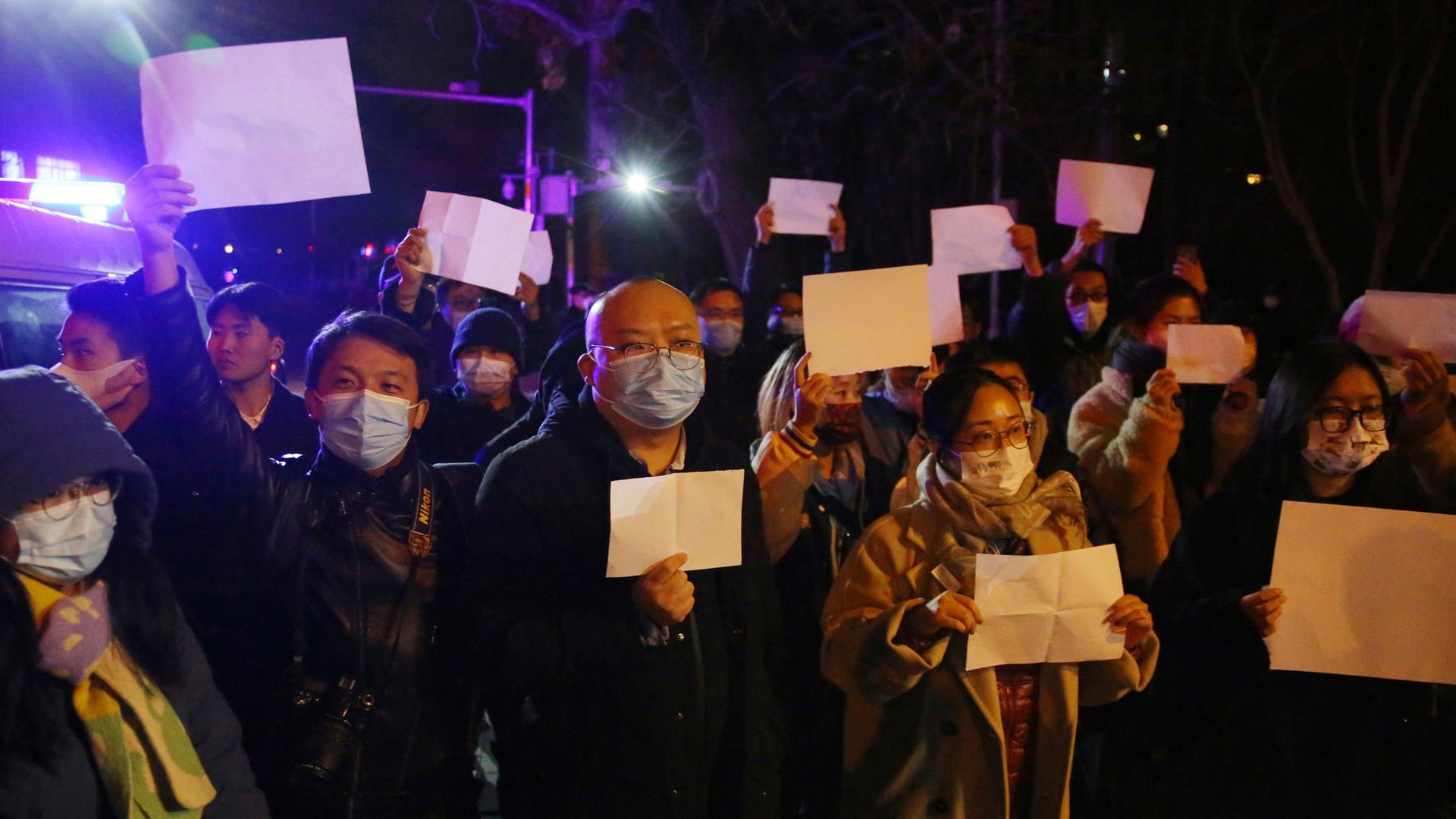 Menschen protestieren am 27. November 2022 in Peking gegen Zero-Covid. Die Menschen hielten ein weißes Blatt hoch, um ihren Protest gegen die Zero-Covid-Politik zum Ausdruck zu bringen, und riefen: „Keine PCR-Tests mehr, wir brauchen Freiheit.“ ( Yomiuri Shimbun über AP Images) Menschen protestieren am 27. November 2022 in Peking gegen Zero-Covid. Die Menschen hielten ein weißes Blatt hoch, um ihren Protest gegen die Zero-Covid-Politik zum Ausdruck zu bringen, und riefen: „Keine PCR-Tests mehr, wir brauchen Freiheit.“ ( Yomiuri Shimbun über AP Images)