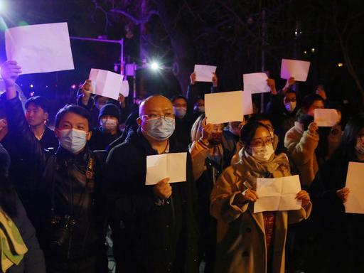 Menschen protestieren am 27. November 2022 in Peking gegen Zero-Covid. Die Menschen hielten ein weißes Blatt hoch, um ihren Protest gegen die Zero-Covid-Politik zum Ausdruck zu bringen, und riefen: „Keine PCR-Tests mehr, wir brauchen Freiheit.“ ( Yomiuri Shimbun über AP Images)