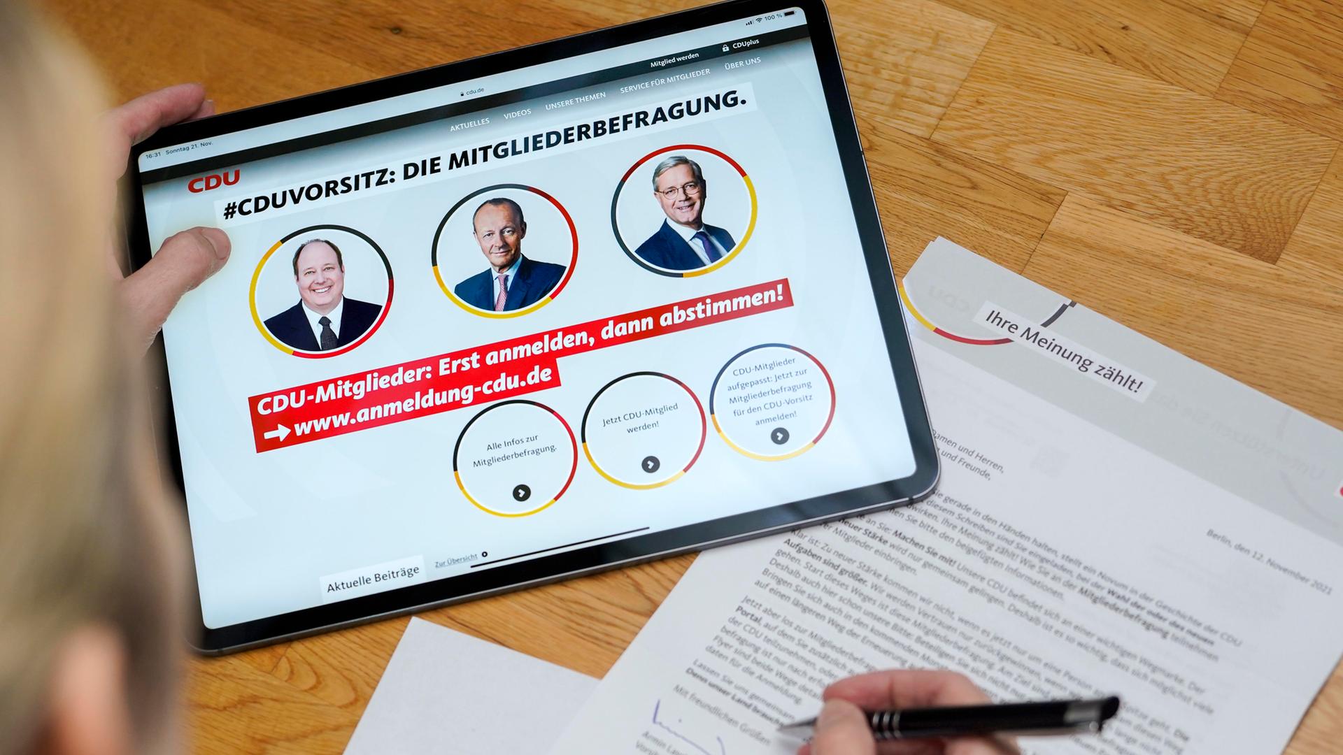 Die CDU-Mitgliederbefragung mit drei Kandidaten für den Parteivorsitz ist auf einem Tablet zu sehen. Die CDU-Mitgliederbefragung mit drei Kandidaten für den Parteivorsitz ist auf einem Tablet zu sehen.