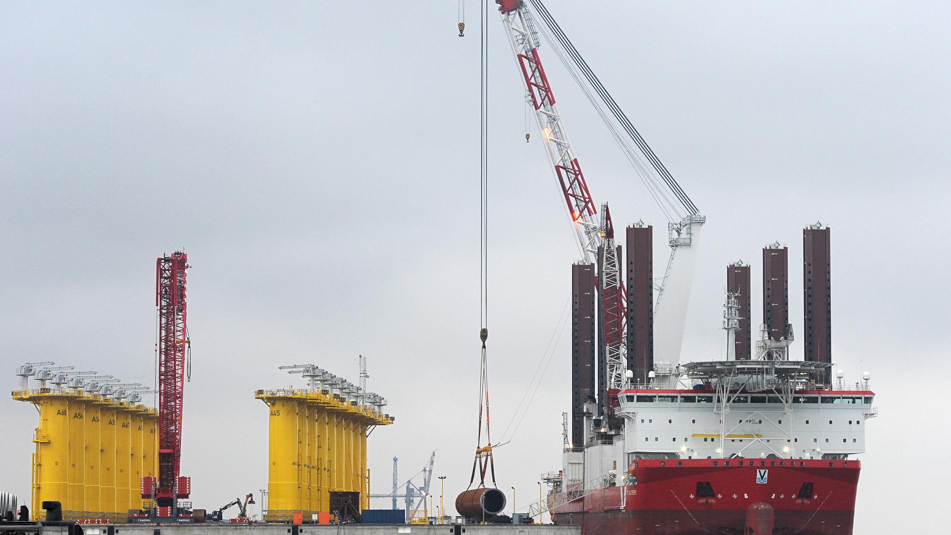 Ein Installationsschiff zum Bau von Offshore-Windparks in Aktion in Cuxhaven 