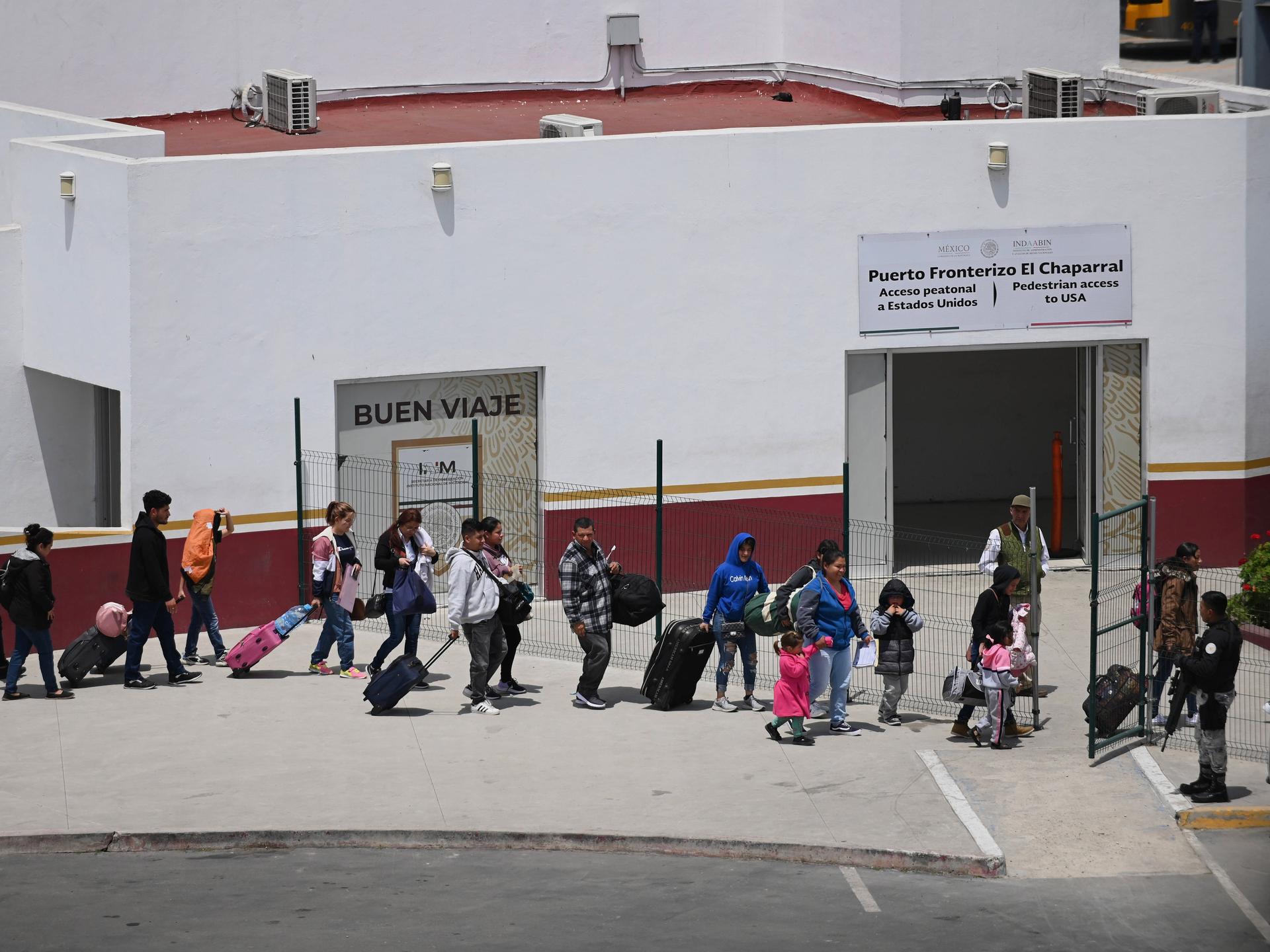 Eine geordnete Menschenschlange steht am Grenzübergang zwischen Mexiko und den USA.