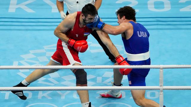 Richard Torrez Jr aus den USA trifft Bakhodir Jalolov aus Usbekistan bei einem kampf bei den Olympischen Sommerspielen in Tokio 2021..