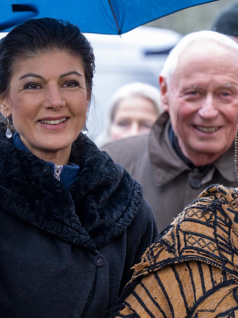 Sahra Wagenknecht, Oskar Lafontaine und Alice Schwarzer auf dem Weg zu der umstrittenen Friedens-Demonstration in Berlin. Am Brandenburger Tor in Berlin haben sich mehrere Tausend Menschen zu einer Kundgebung für Verhandlungen mit Russland im Ukraine-Krieg versammelt.