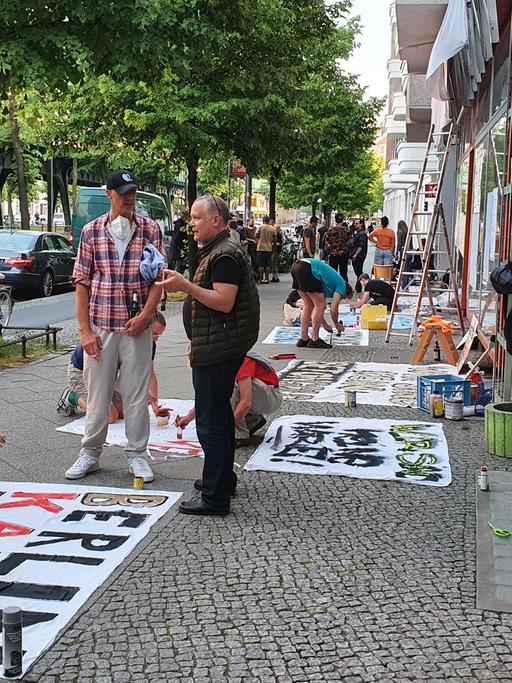 Die erste gemeinsame Aktion: Banner malen. 