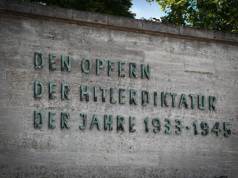Gedenkstaette Plötzensee, Gedenkmauer vor dem ehemaligen Hinrichtungsschuppen, Hinrichtungsstaette der Nazijustiz. Zwischen 1933 und 1945 wurden hier mehr als 2.800 Gefangene aus zwanzig Nationen enthauptet oder erhängt. Foto: : Winfried Rothermel