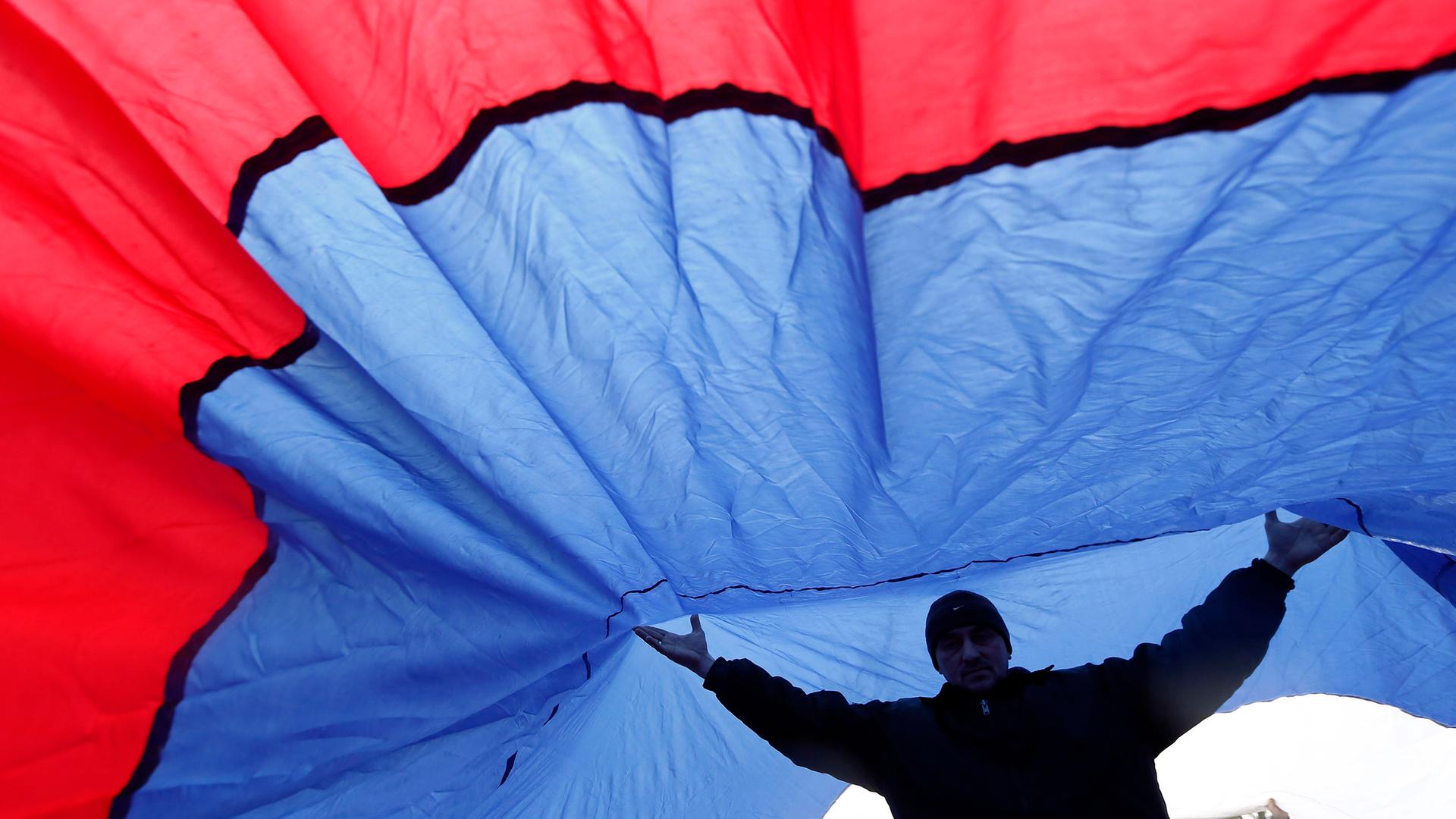 Simferopol auf der Krim am 27. Februar 2014: Demonstrant unter russischer Flagge