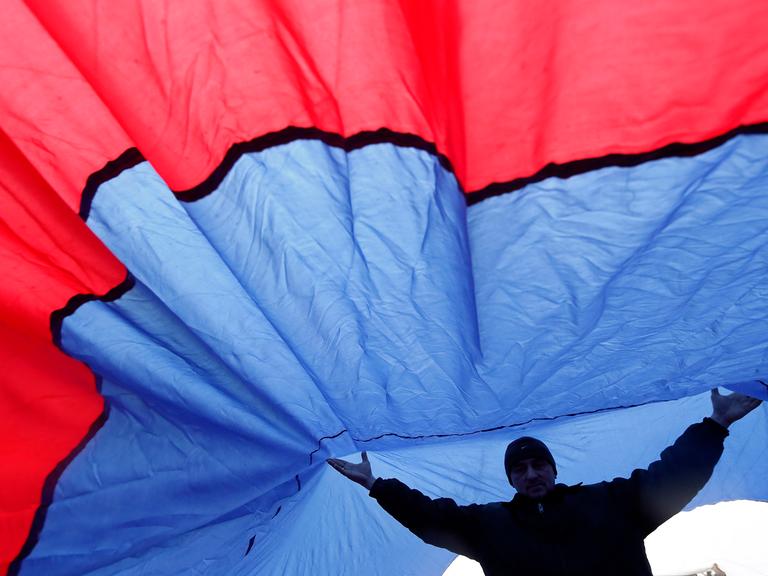 Simferopol auf der Krim am 27. Februar 2014: Demonstrant unter russischer Flagge