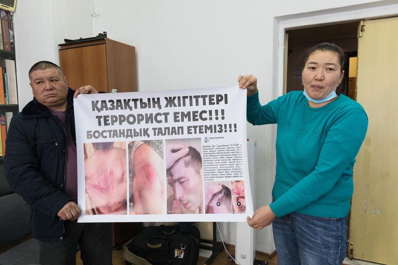 Büro Menschenrechte:  Folterbilder von Orynbasar Kalibayeva werden hochgehalten