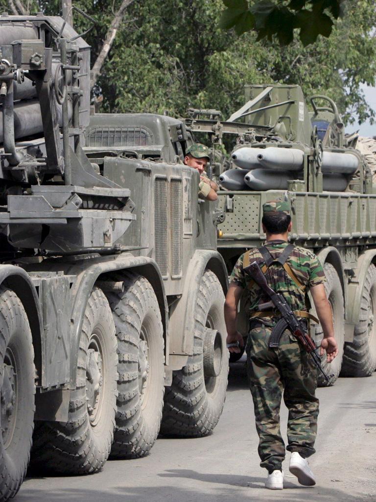 Ein Soldat neben einer Panzerkolonne