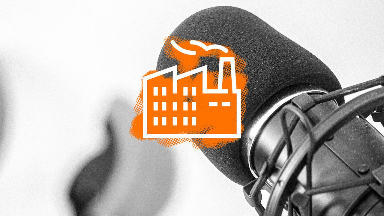 Ein Mikrofon zeigt nach oben, daüber eine Collage mit einemf Fabrikgebäude. 