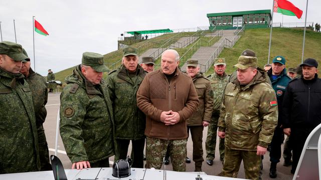 Der belarussische Machthaber Alexander Lukaschenko lässt sich Waffen vorführen