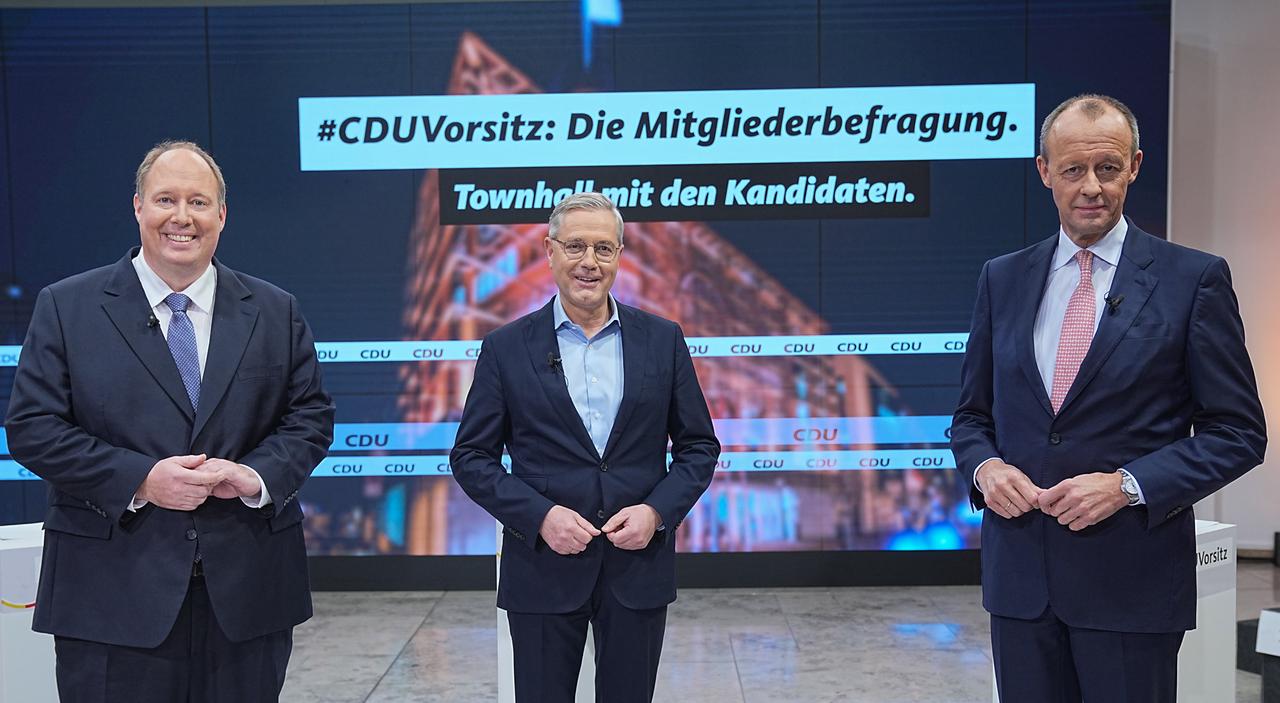 Berlin: Friedrich Merz (r-l), Norbert Röttgen und Helge Braun, die drei Kandidaten für den CDU Vorsitz, stellen sich in einer Townhall-Veranstaltung im Konrad-Adenauer-Haus den Fragen der Parteimitglieder. Berlin: Friedrich Merz (r-l), Norbert Röttgen und Helge Braun, die drei Kandidaten für den CDU Vorsitz, stellen sich in einer Townhall-Veranstaltung im Konrad-Adenauer-Haus den Fragen der Parteimitglieder.