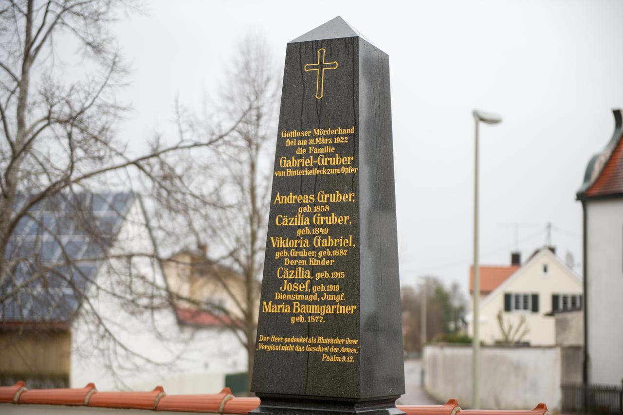 Auf einem Grabstein stehen die Namen der Ermordeten von Hinterkaifeck.