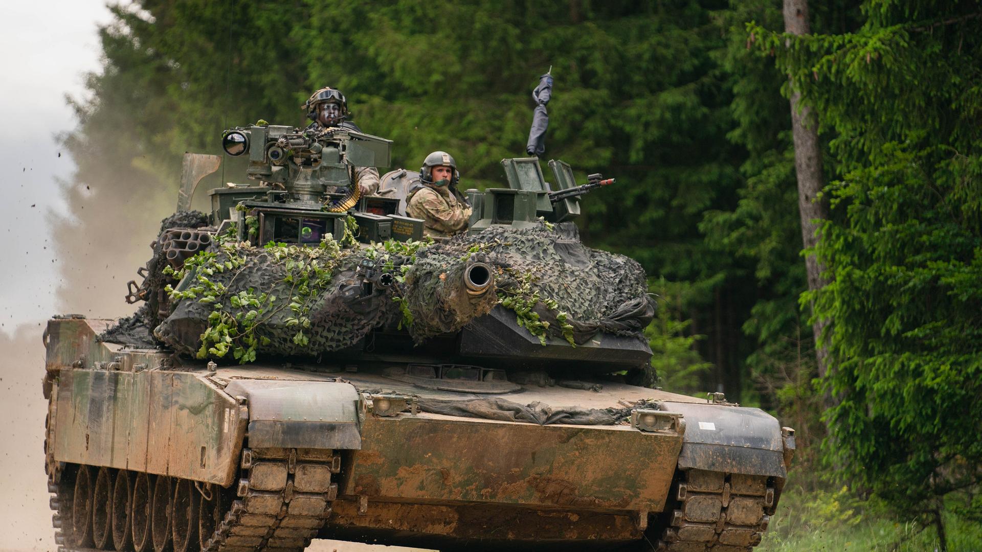 Ein Panzer des Typs Abrams der US Army fährt während einer multinationalen Übung auf dem Truppenübungsplatz Hohenfels über eine Strasse.