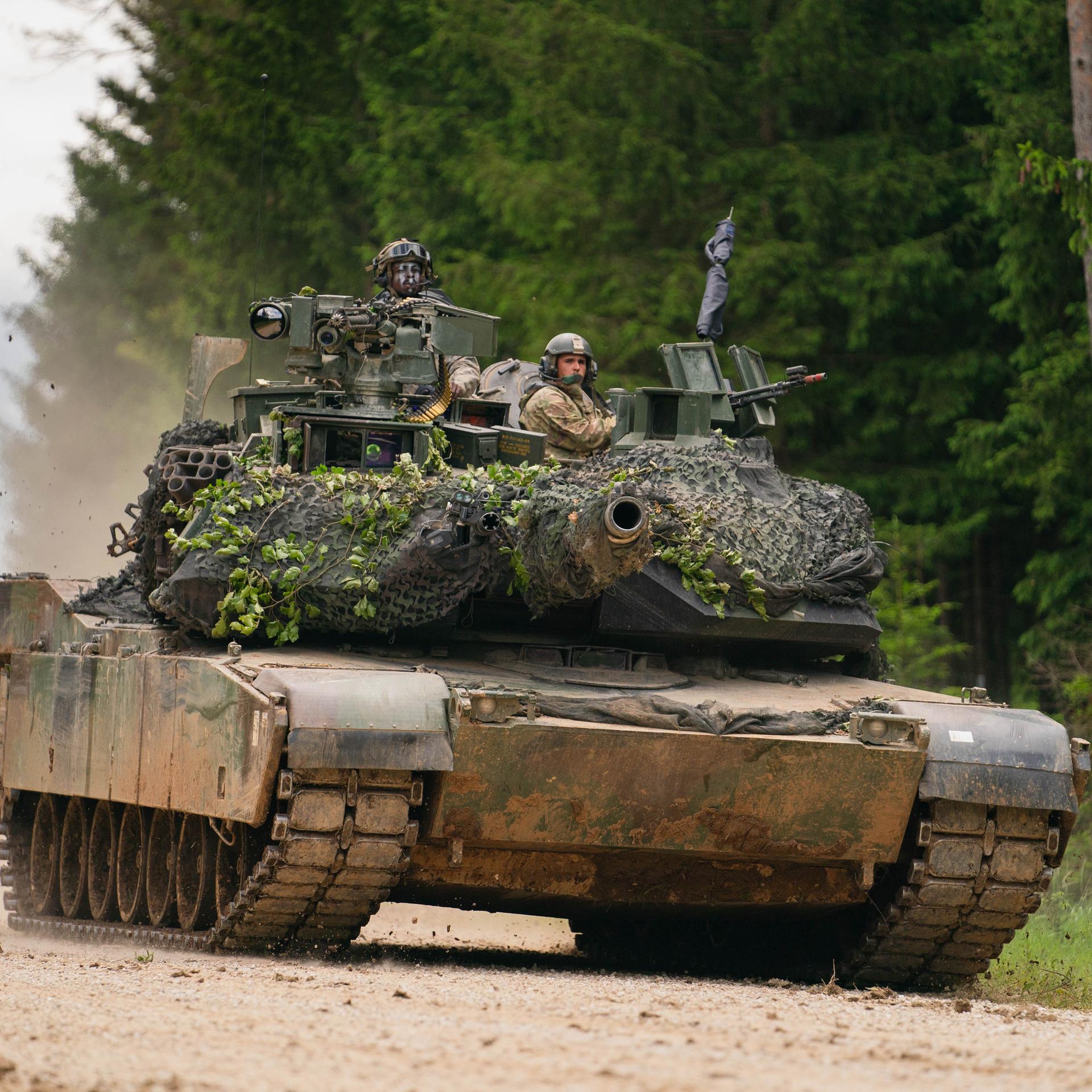 Ein Panzer des Typs M1 Abrams der US Army fährt während einer multinationalen Übung auf dem Truppenübungsplatz Hohenfels über eine Strasse.