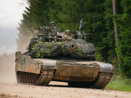 Ein Panzer des Typs M1 Abrams der US Army fährt während einer multinationalen Übung auf dem Truppenübungsplatz Hohenfels über eine Strasse.