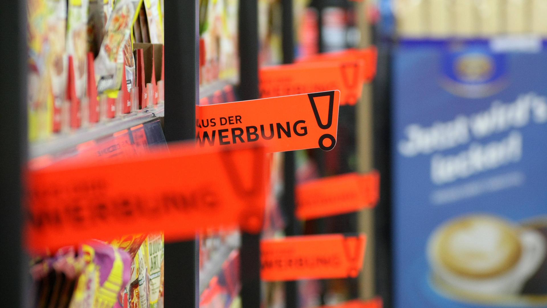 Supermarktregal an dem knallrote Schilder Songerangebote aus der Werbung anpreisen. Supermarktregal an dem knallrote Schilder Songerangebote aus der Werbung anpreisen.