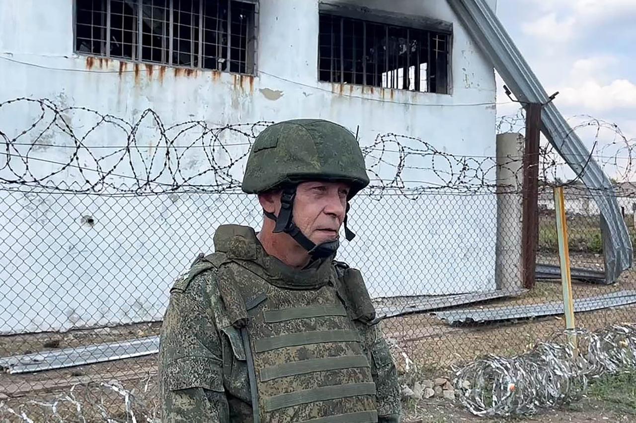 Eduard Basurin, Militärführer der selbsternannten "Volksrepublik Donezk" vor dem zerstörten Kriegsgefangenenlager in Oleniwka, wo 50 ukrainische Asow-Kämpfer bei einem Angriff getötet wurden Eduard Basurin, Militärführer der selbsternannten "Volksrepublik Donezk" vor dem zerstörten Kriegsgefangenenlager in Oleniwka, wo 50 ukrainische Asow-Kämpfer bei einem Angriff getötet wurden