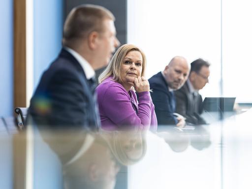 (L-R) Thomas Haldenwang, Präsident des Bundesamts für  Verfassungsschutz (BfV), und Nancy Faeser (SPD), Bundesministerin für Inneres und Heimat.