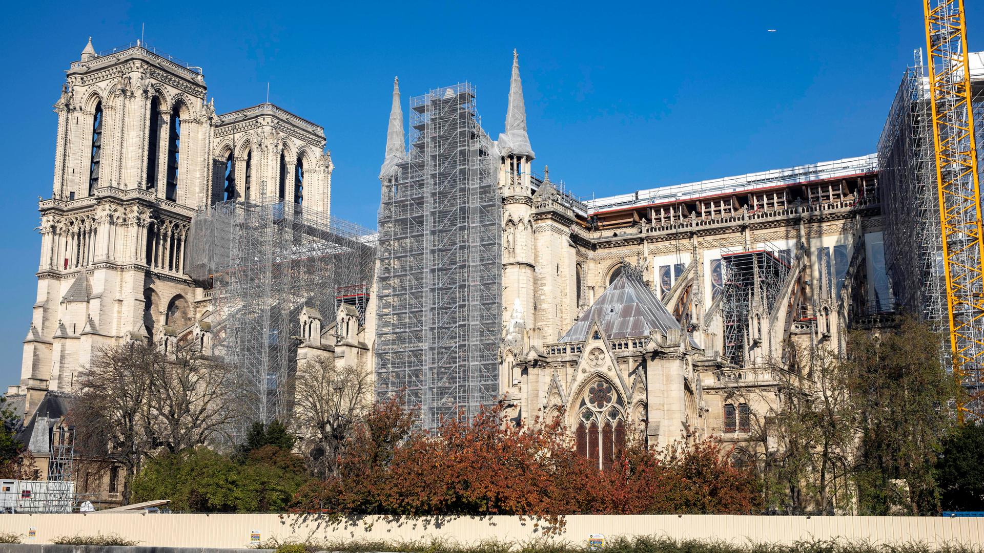 Die Kirche Notre-Dame in Paris mit Baugerüsten. Die Kirche Notre-Dame in Paris mit Baugerüsten.